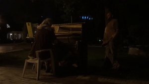 Киев. Бомж пиано