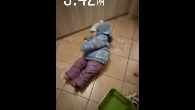 Варя давай вставай, иди готовь ужин вонючка смотреть онлайн