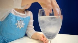 ХОЛОДНОЕ СЕРДЦЕ Эльза учит МГНОВЕННОЙ заморозки воды и снежный пес Эльзы