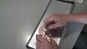 Наклеивание виниловых наклеек - одна без фона, другая на прозрачной плёнке