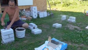 Веранда с навесом. Выкладываем столбики под основание веранды.