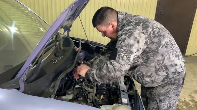 Как поменять свечи на 1NZ-FE своими руками / Toyota Sienta 2003 г.в. смотреть онлайн