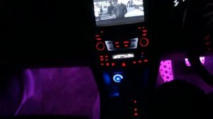 Разноцветная подсветка ног в машине