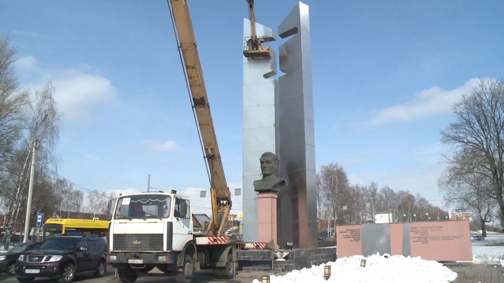В Ярославле началась реконструкция памятника лётчику-герою