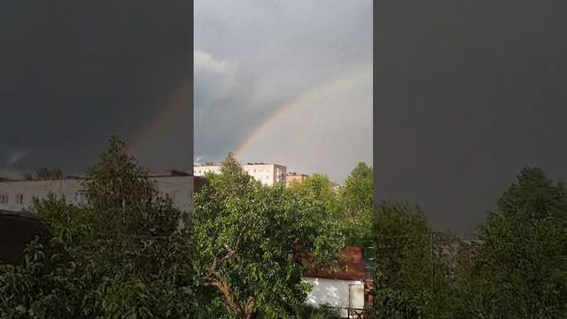 Барабанит дождь по крыше, мы двойную радугу 🌈 увидим.