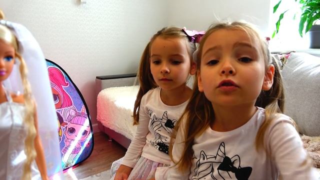 Девочки Ксюша и Арина наряжаются в платье невесты