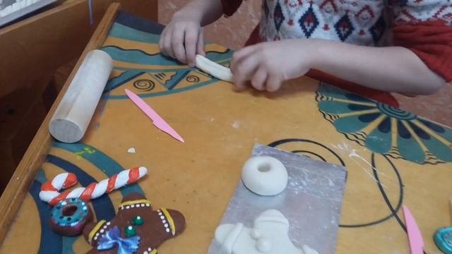 Пряничный человечек из соленого теста и расписанные акриловыми красками