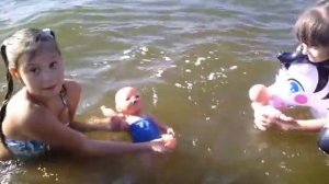 Влог 2 мы на речке !!) купаемся и играем в воде !!!)