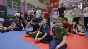 Приемы смешанных единоборств детям Сургутского района показал мастер спорта международного класса