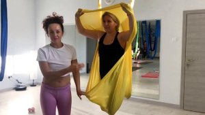 Кувырок - йога в гамаке - преподаватель йоги показывает, а ученики - выполняют