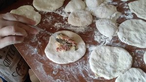 Жареные пирожки из теста на закваске - простой рецепт с начинкой из того, что было под рукой