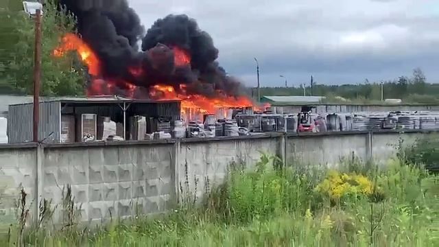 На место ЧП в Подмосковье приехали пожарные