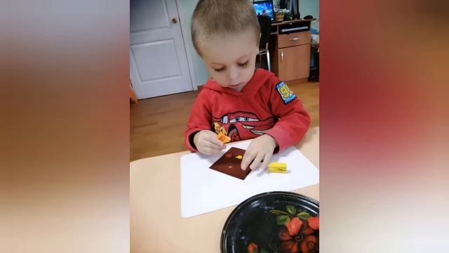 Лепка в младшей группе. "Листопад, листопад листья желтые летят..." смотреть онлайн