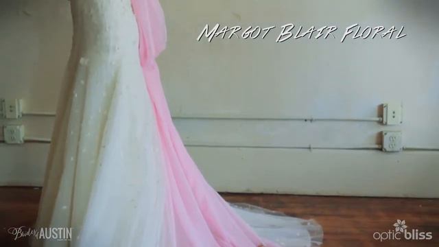 Elegant + Romantic Bridal Floral Arrangements with Unique Accents смотреть онлайн