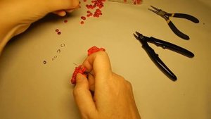Коралловый браслет и мемори-проволока. Мастер-класс.
