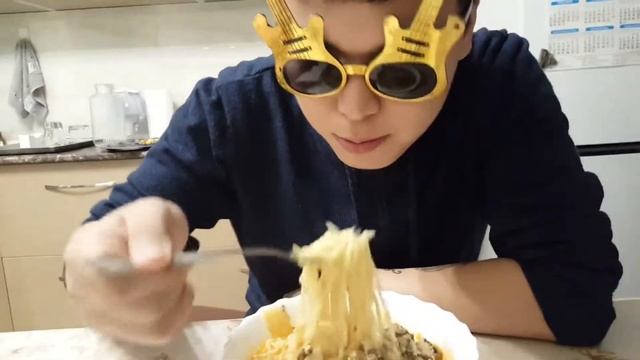 Готовим рамен с тушенкой, килькой, чипсами и тд смотреть онлайн