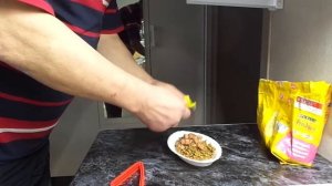Как скормить коту невкусный корм.