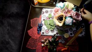 Букета из конфет и зефира в шляпной коробке.