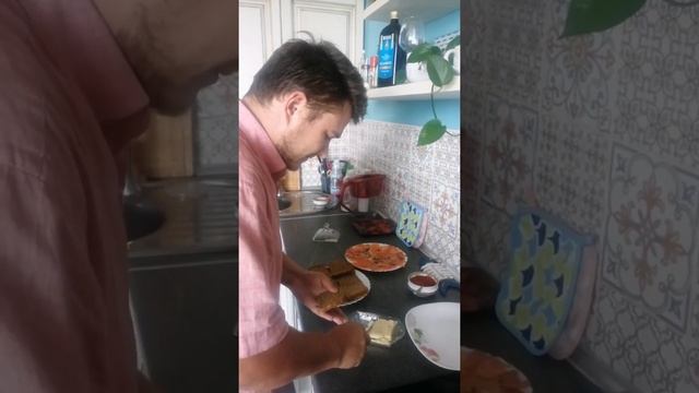 Готовим бутерброды с икрой и соленой форелью