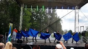 Танец с флагами в исполнении ансамбля Карусель (Саласпилс, Латвия)