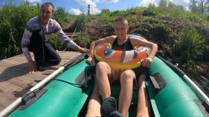 плаваем на лодке по реке!!!