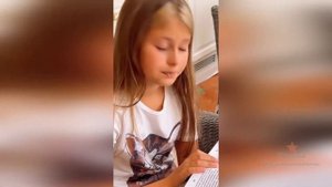 Дочка Виктории Бони Анджелина читает со слезами