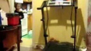 Девочка упала с беговой дорожки