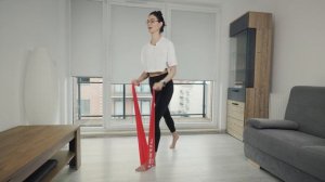 Силовая тренировка на руки и ноги с длинной резиновой лентой