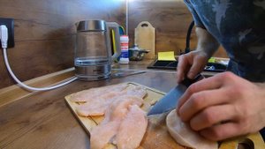 Тонко разрезать куриную грудку для жарки
