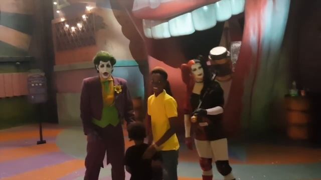 Warner Bros. World Abu Dhabi Theme Park Adventure Yas Island смотреть онлайн