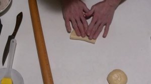 Плюшки бантики ( дрожжевые булочки)