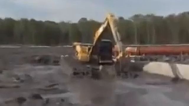 Плавающий экскаватор AmphiMaster на базе Катерпиллер (Caterpillar)