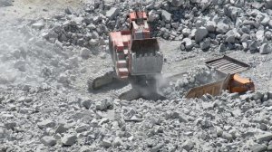 Экскаватор с прямой лопатой, погрузка БЕЛАЗа 7540