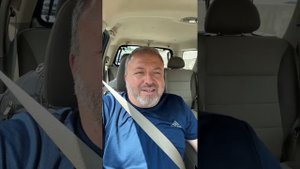 Мусульманин целует Евангелие от Иоанна на Арабском…