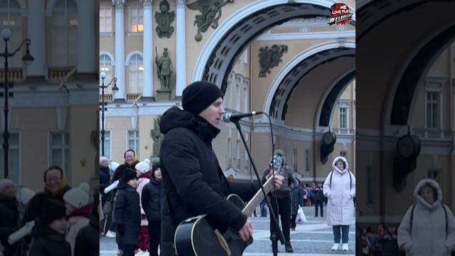 Парень с красивым вокалом поет на улице. Кавер хита «Половинка» Танцы Минус смотреть онлайн