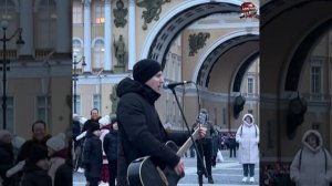 Парень с красивым вокалом поет на улице. Кавер хита «Половинка» Танцы Минус