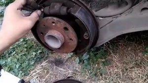 Часть 2 .Замена задних тормозных колодок продолжение.Опель Вектра а 1.6