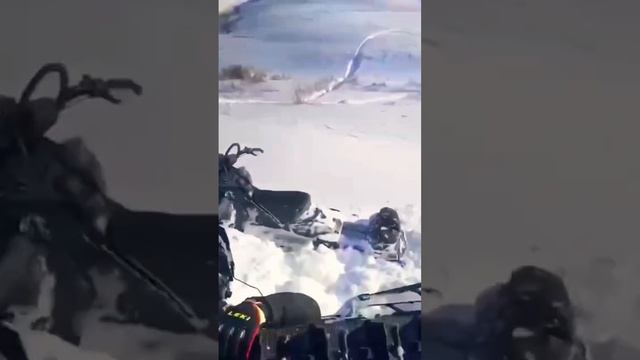 Меня придавило снегоходом! Рюкзак ? намотало на Гусянку! Комбинезон протёрло до дыр ?♂️??♂️? смотреть онлайн