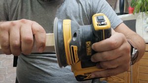 DeWALT DCW210 аккумуляторная шлифмашинка