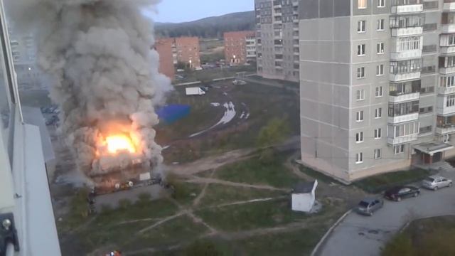 Горит кафе "Закусочная", улица Лихачёва. Миасс май 2016." смотреть онлайн