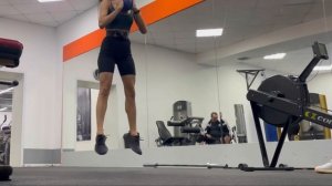 Выпрыгивания из приседа с дополнительным весом