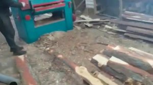 Изготовление необрезной доски из горбыля. A simple method of making unedged boards from slab.