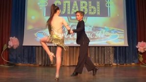 Дети станцевали в Школе / Танцевальная Крутая Сценка / Крутой Мальчик и Девочка