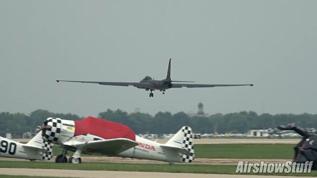 U-2 Dragon Lady Flybys and Spiral Climb - EAA AirVenture Oshkosh 2021 смотреть онлайн