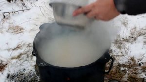 Гороховый супчик на копченостях в казане на костре!