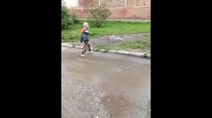 Босиком по грязным лужам бегал мальчик в Бердске