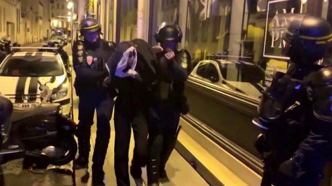 Массовые протесты в Париже снова закончились столкновениями с полицией