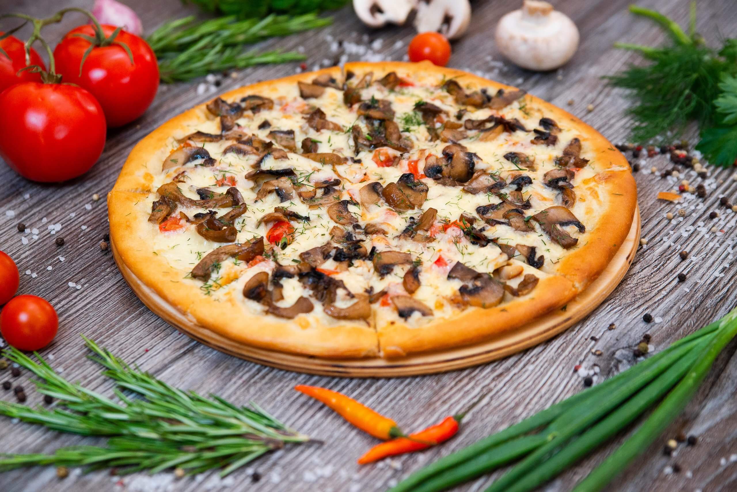 пицца с грибами и колбасой и помидорами и с сыром в духовке на дрожжевом тесте фото 27