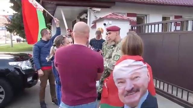 ??Сегодня утром к проходной войсковой части внутренних войск в Минске приехали граждане, чтобы под смотреть онлайн