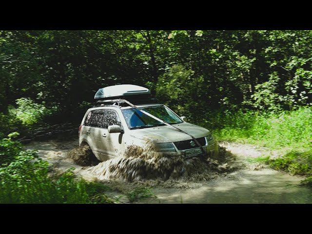 Кроссовер Suzuki Grand Vitara дал вызов внедорожникам Jimny, Prado, Jeep Cherokee, Pajero в лесу смотреть онлайн